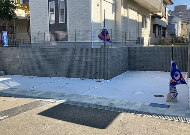 【駐車場】駐車場と明記されていても、最小スペースでつくられた駐車場だと大型車は駐車できなかったり、出入りしにくくなったりする可能性があります。お車のサイズと購入したい物件の駐車場のサイズを現地で確認しましょう。