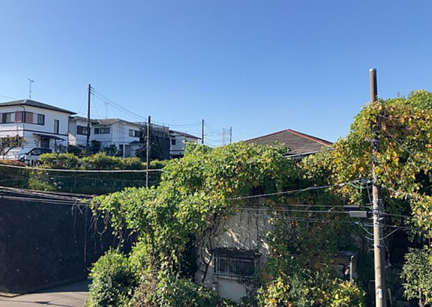 【物件からの展望】眺望を気にして物件を探す場合、前面に建物が建っていないか現地で確認しましょう！前面に建物があると景色はもちろん、日当たりや風通しにも影響が出てきます。住んだ時のことを想像しながら現地見学をしましょう。