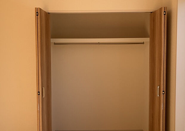 【ウォークインクローゼット】ウォークインクローゼットがあれば、クローゼット内でコーディネートが完成できますし、季節の変わり目に行う衣替えの手間も省けます。また、スーツケースなど大きいものもしまうことができ使い勝手がよいです。