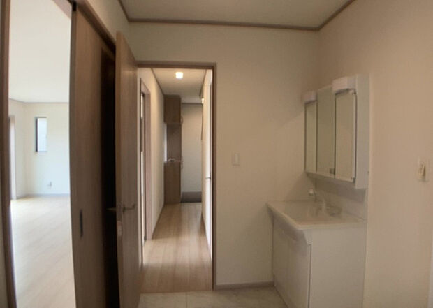 【脱衣場】多くの戸建て住宅で見かける洗面脱衣所は、洗面台と洗濯機が2畳ほどのスペースに並べられていて、洗面所が脱衣所を兼ね備えている間取りが一般的です。お客様が利用することもある、パブリックな空間でもあります。