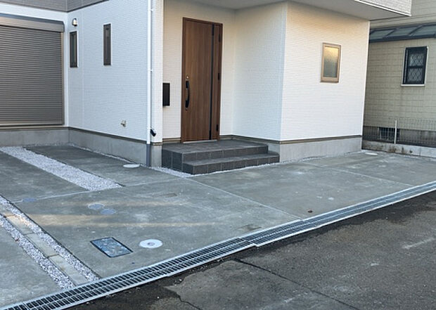 【駐車場】駐車場と明記されていても、最小スペースでつくられた駐車場だと大型車は駐車できなかったり、出入りしにくくなったりする可能性があります。お車のサイズと購入したい物件の駐車場のサイズを現地で確認しましょう。