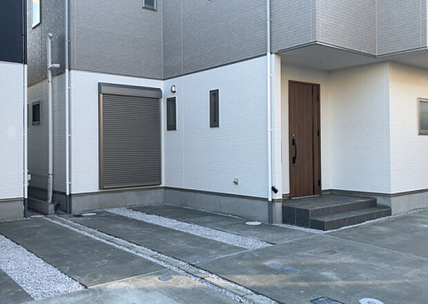 【庭】庭があることでガーデニングや家庭菜園はもちろん、こどもの遊び場やペットを放して遊ぶことができます。また、家の周囲に余裕があるということです。隣地との間があれば、十分な日当たりと、風通しが確保できます。