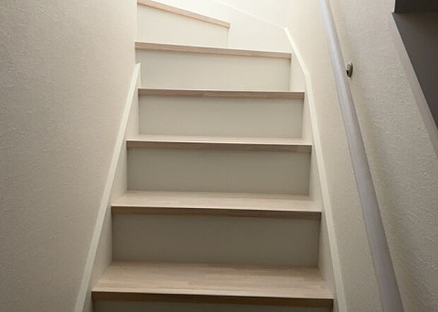 【内装】建物の上下階の通路である階段は、その位置によって動線や室内の印象が大きく左右されます。手摺にも重要な役割があり、転倒の防止・歩行や動作を円滑にして日常生活を支えることを主な目的として設置されています。