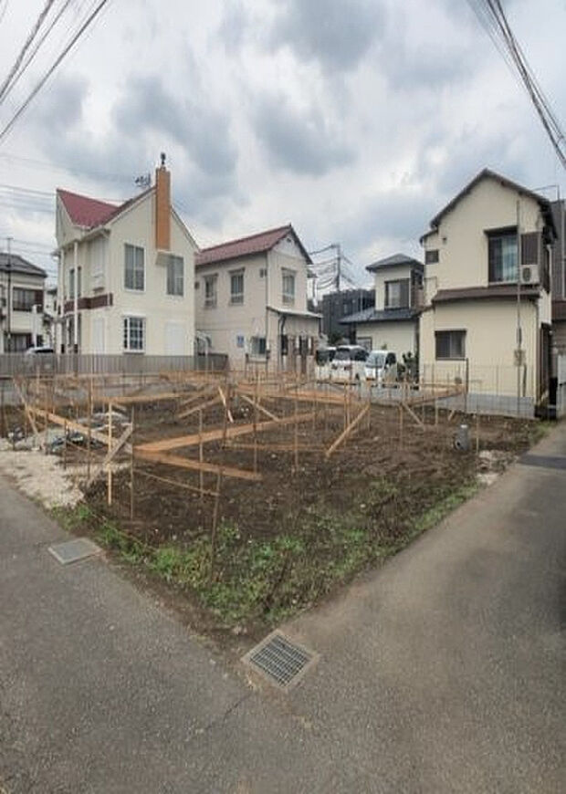 【外観_3】現地に行くなら、物件の周囲の地形がどうなっているかを見ることも大切です。周辺より低くなっている土地では、大雨などで水が集まりやすいため、地盤が弱くなっているということも考えられるため、注意が必要です。