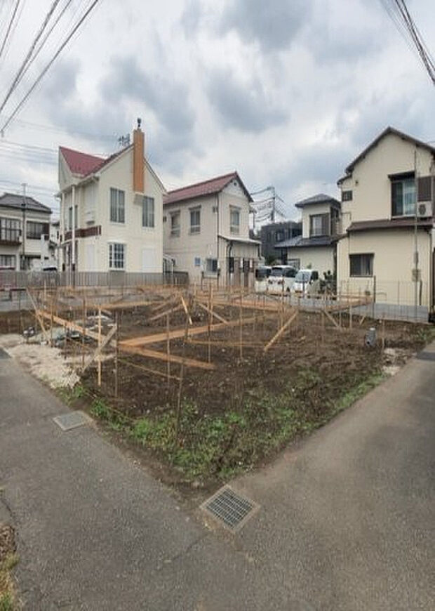 【庭_2】庭のある家に住むことのメリットとして、子どもたちの遊び場を確保できること、ガーデニングや家庭菜園を楽しめること、明るさを確保できることがあります。また、配置を工夫することでプライバシーが確保できます。