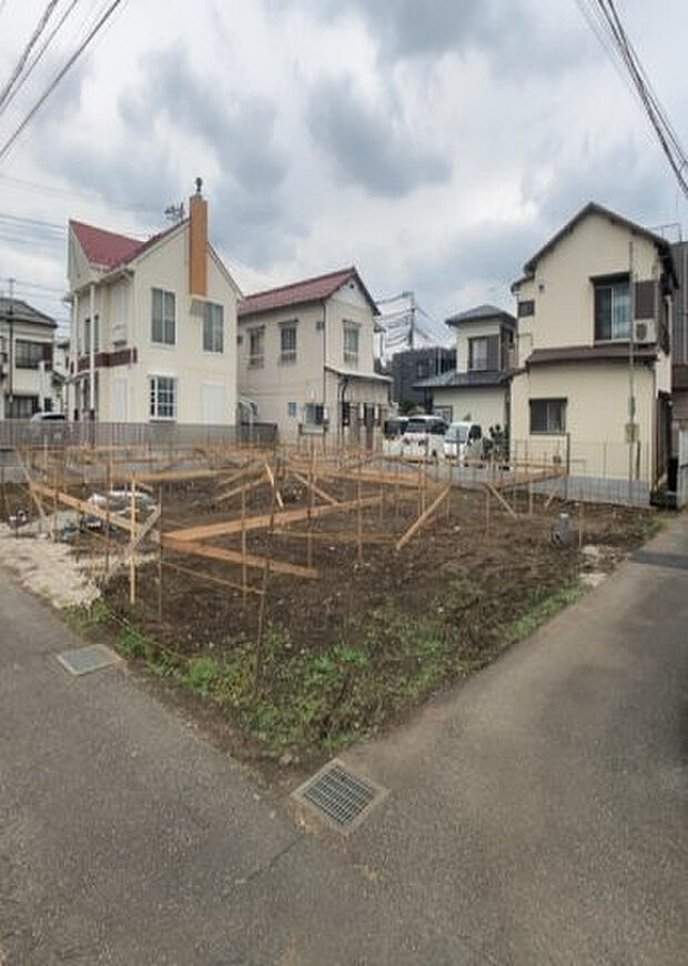 【玄関_2】玄関は、狭すぎると複数人で使いにくく、広すぎても無駄な空間になりがちです。最低2畳を目安にして、家の広さとの兼ね合いや家族の人数を考慮して決めるとよいでしょう。現地を見学して快適な玄関を選びましょう！