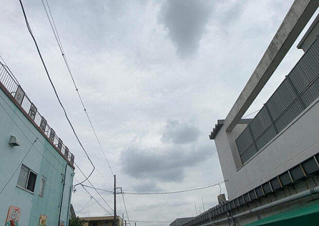 【物件からの展望_2】眺望を気にして物件を探す場合、前面に建物が建っていないか現地で確認しましょう！前面に建物があると景色はもちろん、日当たりや風通しにも影響が出てきます。住んだ時のことを想像しながら現地見学をしましょう。