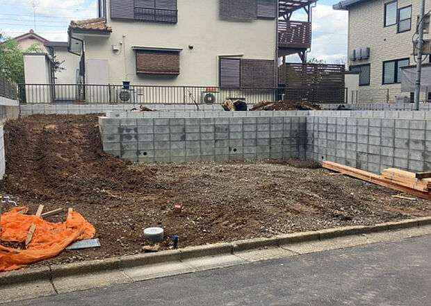 【庭_2】庭のある家に住むことのメリットとして、子どもたちの遊び場を確保できること、ガーデニングや家庭菜園を楽しめること、明るさを確保できることがあります。また、配置を工夫することでプライバシーが確保できます。