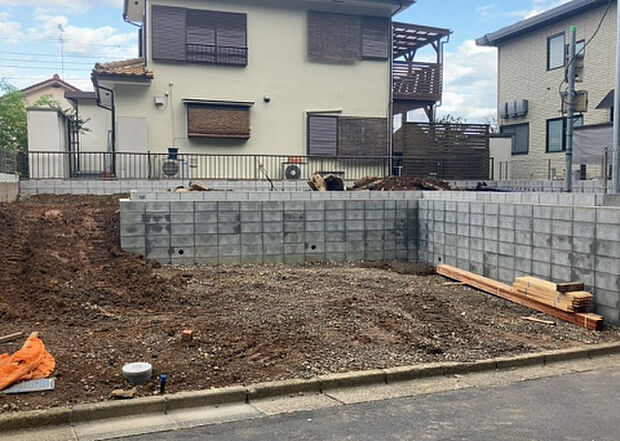 【駐車場_2】駐車場と明記されていても、最小スペースでつくられた駐車場だと大型車は駐車できなかったり、出入りしにくくなったりする可能性があります。お車のサイズと購入したい物件の駐車場のサイズを現地で確認しましょう。