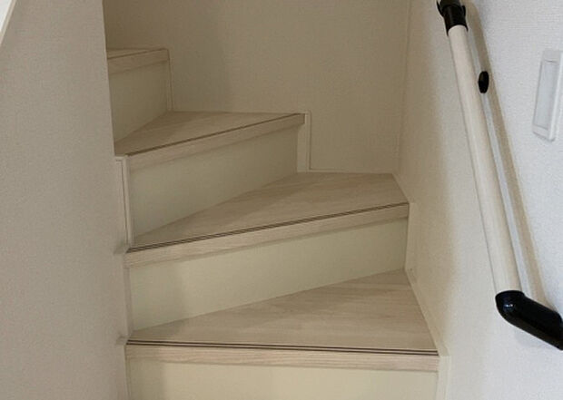 【内装】建物の上下階の通路である階段は、その位置によって動線や室内の印象が大きく左右されます。手摺にも重要な役割があり、転倒の防止・歩行や動作を円滑にして日常生活を支えることを主な目的として設置されています。