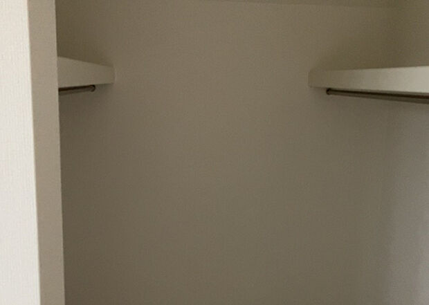 【ウォークインクローゼット】ウォークインクローゼットがあれば、クローゼット内でコーディネートが完成できますし、季節の変わり目に行う衣替えの手間も省けます。また、スーツケースなど大きいものもしまうことができ使い勝手がよいです。