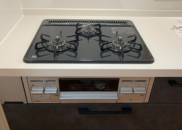 【キッチンコンロ】キッチンコンロは、料理の質を大きく左右する重要な設備です。火力調整のしやすさ、グリル機能の有無、安全装置の充実度など、選ぶポイントがたくさんあります。特に、IHクッキングヒーターは、お手入れのしやすさや安全性が高く、近年人気が高まっています。