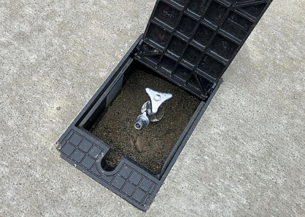 【その他設備】敷地内には、散水栓や立水栓があります。水道水を直接利用できるため、水を運ぶ手間を省くことが出来ます。大量の水を必要とする洗車作業や清掃などに役立ちます。その他設備とあわせて、現地でご確認ください。