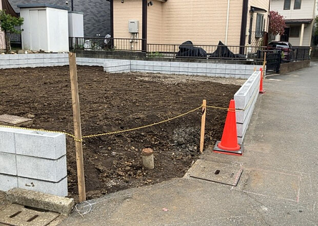 【玄関】玄関は家の顔でもあり、家族以外の目にも止まる場所です。玄関は外との間を仕切る扉、靴などをしまっておく収納スペース、靴脱ぎのたたきスペース、来客とのやり取りをするドアホンなど複数のアイテムからなります。