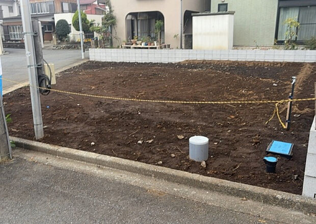 【外観_3】現地に行くなら、物件の周囲の地形がどうなっているかを見ることも大切です。周辺より低くなっている土地では、大雨などで水が集まりやすいため、地盤が弱くなっているということも考えられるため、注意が必要です。