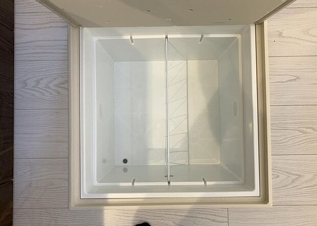 【キッチン床下収納】キッチン床下収納は、調理器具や食器などをスッキリと収納できる便利なスペースです。収納量が多いもの、引き出しがスムーズに開閉するものなど、使い勝手の良いものを選ぶことが大切です。また、湿気がこもりやすい場所なので、通気性の良いものを選ぶこともおすすめです。