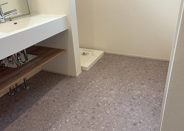【脱衣場】多くの戸建て住宅で見かける洗面脱衣所は、洗面台と洗濯機が2畳ほどのスペースに並べられていて、洗面所が脱衣所を兼ね備えている間取りが一般的です。お客様が利用することもある、パブリックな空間でもあります。