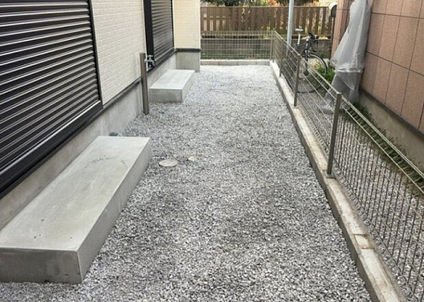 【庭】庭があることでガーデニングや家庭菜園はもちろん、こどもの遊び場やペットを放して遊ぶことができます。また、家の周囲に余裕があるということです。隣地との間があれば、十分な日当たりと、風通しが確保できます。