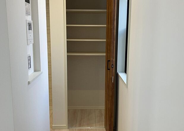 【キッチン床下収納】キッチン床下収納は、調理器具や食器などをスッキリと収納できる便利なスペースです。収納量が多いもの、引き出しがスムーズに開閉するものなど、使い勝手の良いものを選ぶことが大切です。また、湿気がこもりやすい場所なので、通気性の良いものを選ぶこともおすすめです。