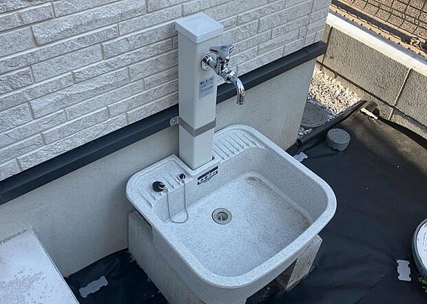【外水栓】外水栓は、庭の水やりや洗車など、様々な用途に使える便利な設備です。ホースがしっかりと接続できるもの、水圧が安定しているものなど、使い勝手の良いものを選びましょう。また、凍結防止機能が付いているものなら、冬場でも安心して使用できます。