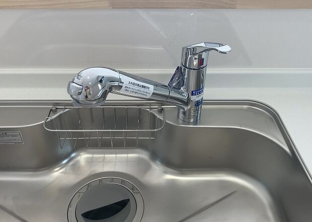 【キッチン水栓】キッチン水栓は、毎日必ず使うものだからこそ、使いやすさが重要です。シャワーヘッドの切り替えがスムーズか、吐水量が調節できるか、水しぶきが飛び散りにくい構造か、浄水機能が付いているかなど、日々の家事を快適にするための機能が数多くあります。また、デザインも多種多様なので、キッチン全体の雰囲気に合わせたものを選ぶことができます。