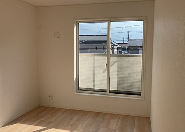 【洋室】洋室のメリットは重い家具が置きやすく、身の回りが整理しやすいことです。 床がフローリングのため畳とは異なり凹みにくいです。 クローゼットなど収納が豊富で、普段使わない旅行カバンや服の整頓も簡単にです。