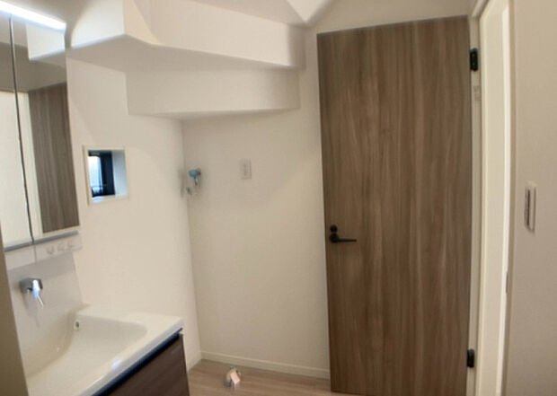 【脱衣場】多くの戸建て住宅で見かける洗面脱衣所は、洗面台と洗濯機が2畳ほどのスペースに並べられていて、洗面所が脱衣所を兼ね備えている間取りが一般的です。お客様が利用することもある、パブリックな空間でもあります。