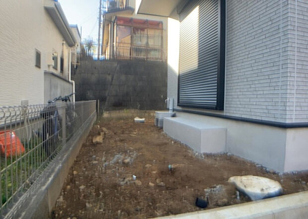 【庭】庭があることでガーデニングや家庭菜園はもちろん、こどもの遊び場やペットを放して遊ぶことができます。また、家の周囲に余裕があるということです。隣地との間があれば、十分な日当たりと、風通しが確保できます。