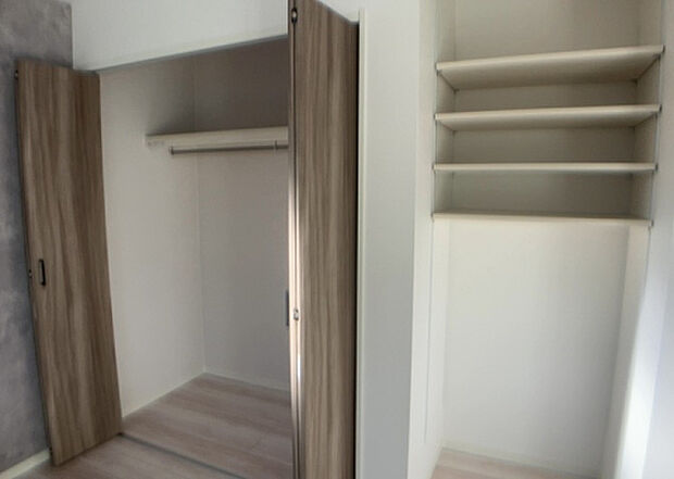 【ウォークインクローゼット】ウォークインクローゼットがあれば、クローゼット内でコーディネートが完成できますし、季節の変わり目に行う衣替えの手間も省けます。また、スーツケースなど大きいものもしまうことができ使い勝手がよいです。