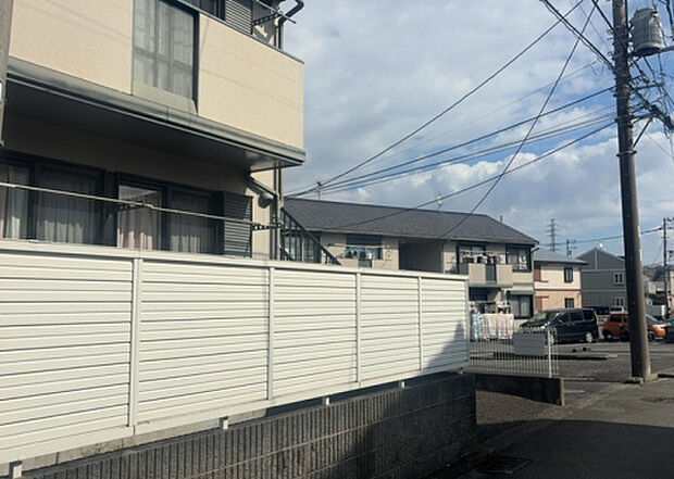 【物件からの展望_2】眺望を気にして物件を探す場合、前面に建物が建っていないか現地で確認しましょう！前面に建物があると景色はもちろん、日当たりや風通しにも影響が出てきます。住んだ時のことを想像しながら現地見学をしましょう。