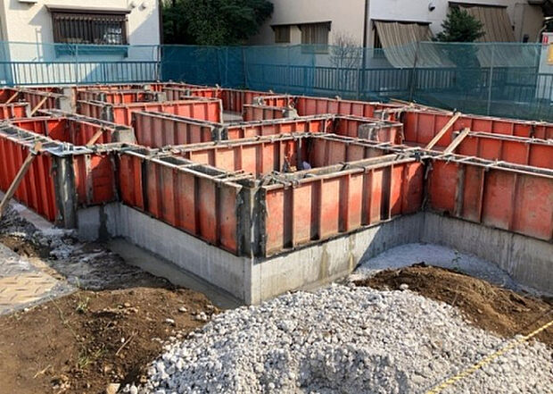 【玄関】玄関は家の顔でもあり、家族以外の目にも止まる場所です。玄関は外との間を仕切る扉、靴などをしまっておく収納スペース、靴脱ぎのたたきスペース、来客とのやり取りをするドアホンなど複数のアイテムからなります。