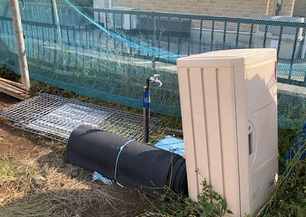 【その他設備】敷地内には、散水栓や立水栓があります。水道水を直接利用できるため、水を運ぶ手間を省くことが出来ます。大量の水を必要とする洗車作業や清掃などに役立ちます。その他設備とあわせて、現地でご確認ください。