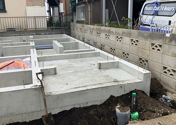 【玄関】玄関は家の顔でもあり、家族以外の目にも止まる場所です。玄関は外との間を仕切る扉、靴などをしまっておく収納スペース、靴脱ぎのたたきスペース、来客とのやり取りをするドアホンなど複数のアイテムからなります。