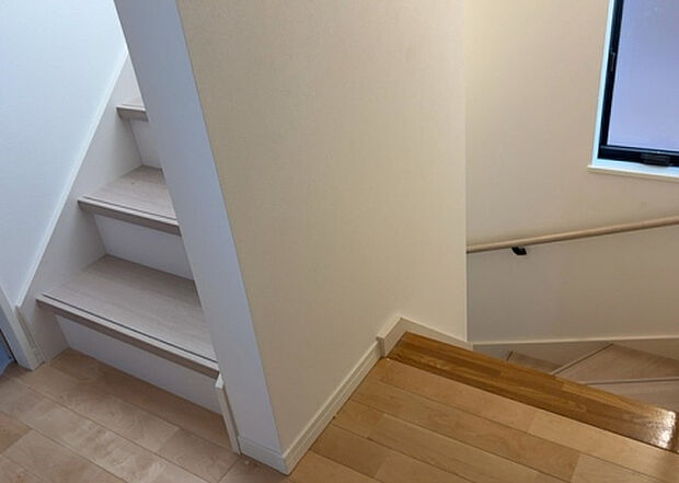 【内装】建物の上下階の通路である階段は、その位置によって動線や室内の印象が大きく左右されます。手摺にも重要な役割があり、転倒の防止・歩行や動作を円滑にして日常生活を支えることを主な目的として設置されています。