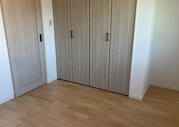 【洋室】洋室のメリットは重い家具が置きやすく、身の回りが整理しやすいことです。 床がフローリングのため畳とは異なり凹みにくいです。 クローゼットなど収納が豊富で、普段使わない旅行カバンや服の整頓も簡単にです。