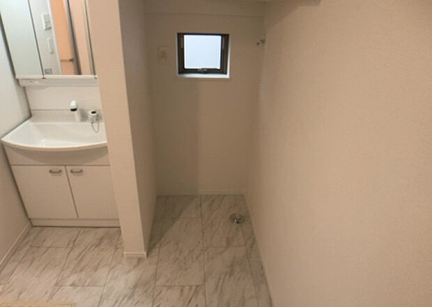 【ランドリースペース】ランドリースペースも気になります。洗濯機置場があり「洗う、干す、取り込む、アイロンがけ、たたむ」など、洗濯に関する家事をするための空間です。広さや収納など付帯設備も含めて、詳細は現地でご確認ください。