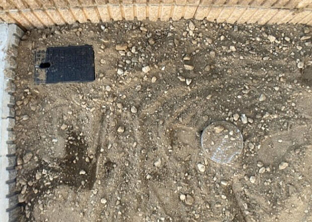 【その他設備】敷地内には、散水栓や立水栓があります。水道水を直接利用できるため、水を運ぶ手間を省くことが出来ます。大量の水を必要とする洗車作業や清掃などに役立ちます。その他設備とあわせて、現地でご確認ください。