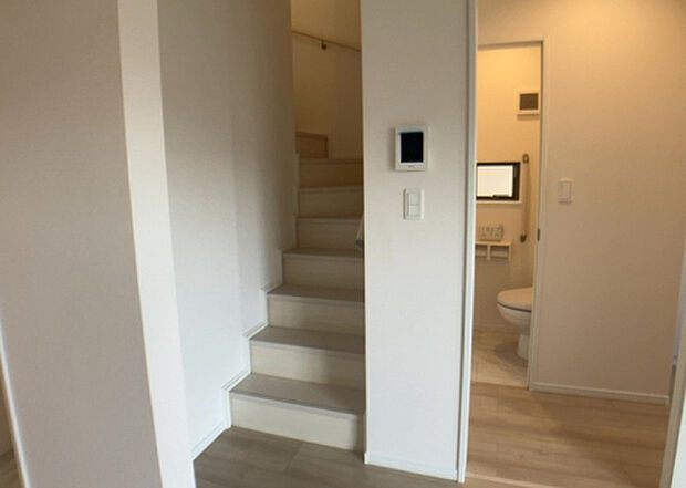 【内装】建物の上下階の通路である階段は、その位置によって動線や室内の印象が大きく左右されます。手摺にも重要な役割があり、転倒の防止・歩行や動作を円滑にして日常生活を支えることを主な目的として設置されています。