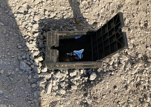 【その他設備】敷地内には、散水栓や立水栓があります。水道水を直接利用できるため、水を運ぶ手間を省くことが出来ます。大量の水を必要とする洗車作業や清掃などに役立ちます。その他設備とあわせて、現地でご確認ください。