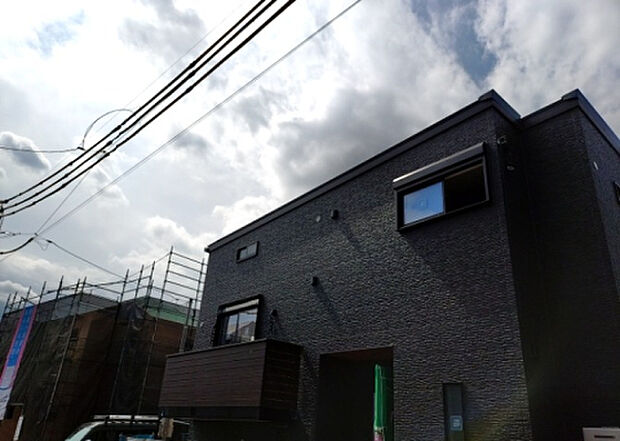 【外観_3】現地に行くなら、物件の周囲の地形がどうなっているかを見ることも大切です。周辺より低くなっている土地では、大雨などで水が集まりやすいため、地盤が弱くなっているということも考えられるため、注意が必要です。