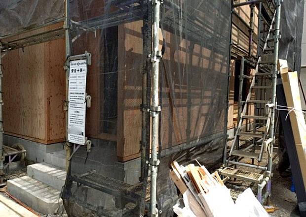 【玄関】玄関は家の顔でもあり、家族以外の目にも止まる場所です。玄関は外との間を仕切る扉、靴などをしまっておく収納スペース、靴脱ぎのたたきスペース、来客とのやり取りをするドアホンなど複数のアイテムからなります。