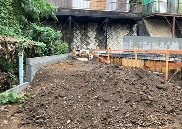 【庭_2】庭のある家に住むことのメリットとして、子どもたちの遊び場を確保できること、ガーデニングや家庭菜園を楽しめること、明るさを確保できることがあります。また、配置を工夫することでプライバシーが確保できます。