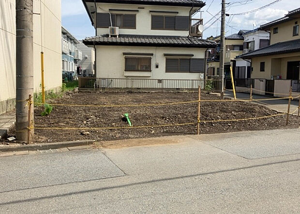 【玄関】玄関は家の顔でもあり、家族以外の目にも止まる場所です。玄関は外との間を仕切る扉、靴などをしまっておく収納スペース、靴脱ぎのたたきスペース、来客とのやり取りをするドアホンなど複数のアイテムからなります。