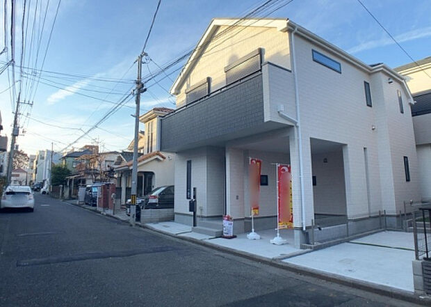 【前面道路含む現地写真_2】お持ちの車種によっては前面道路が広い方が便利でしょう。しかし、前面道路が広ければその分交通量が多くなるため、騒音などが気になる場合があります。実際に現地を見学し、周辺交通量や騒音などを確認しましょう！