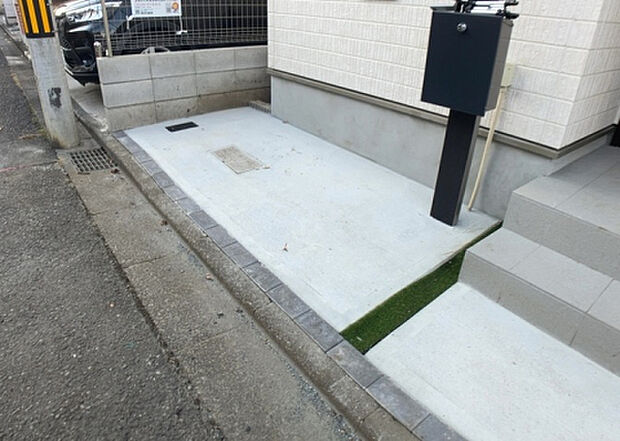 【庭】庭があることでガーデニングや家庭菜園はもちろん、こどもの遊び場やペットを放して遊ぶことができます。また、家の周囲に余裕があるということです。隣地との間があれば、十分な日当たりと、風通しが確保できます。