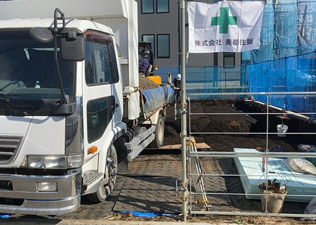 【玄関】玄関は家の顔でもあり、家族以外の目にも止まる場所です。玄関は外との間を仕切る扉、靴などをしまっておく収納スペース、靴脱ぎのたたきスペース、来客とのやり取りをするドアホンなど複数のアイテムからなります。