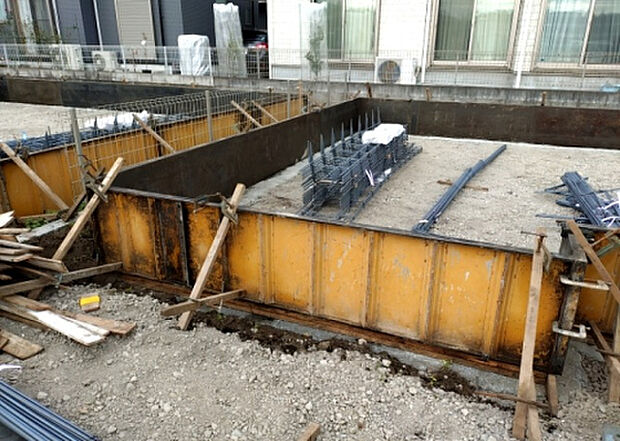 【玄関】玄関は家の顔でもあり、家族以外の目にも止まる場所です。玄関は外との間を仕切る扉、靴などをしまっておく収納スペース、靴脱ぎのたたきスペース、来客とのやり取りをするドアホンなど複数のアイテムからなります。