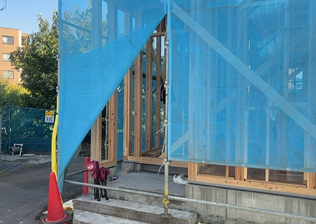 【玄関_2】玄関は、狭すぎると複数人で使いにくく、広すぎても無駄な空間になりがちです。最低2畳を目安にして、家の広さとの兼ね合いや家族の人数を考慮して決めるとよいでしょう。現地を見学して快適な玄関を選びましょう!