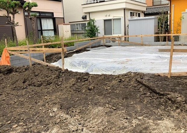 【玄関】玄関は家の顔でもあり、家族以外の目にも止まる場所です。玄関は外との間を仕切る扉、靴などをしまっておく収納スペース、靴脱ぎのたたきスペース、来客とのやり取りをするドアホンなど複数のアイテムからなります。