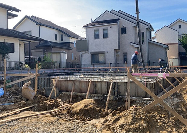 【外観_3】現地に行くなら、物件の周囲の地形がどうなっているかを見ることも大切です。周辺より低くなっている土地では、大雨などで水が集まりやすいため、地盤が弱くなっているということも考えられるため、注意が必要です。